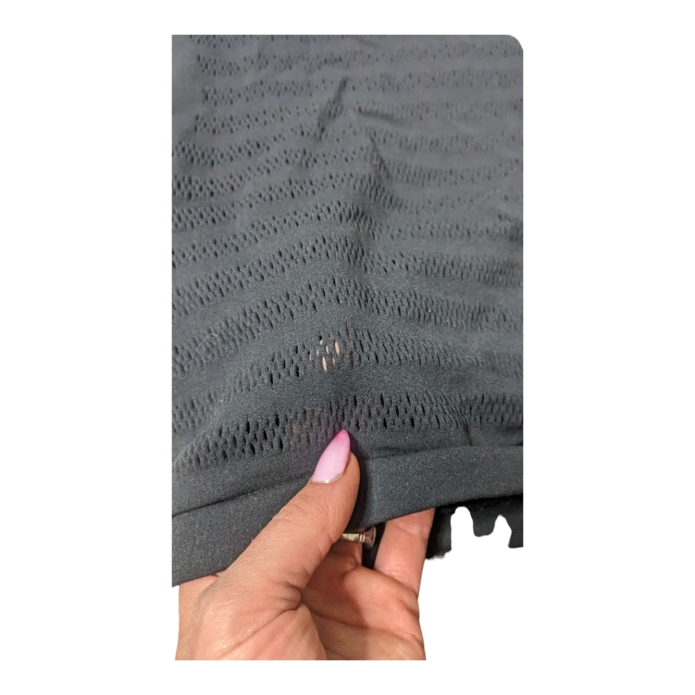 Lululemon seamless tank black lightweight EUC 4 - Picture 2 of 5